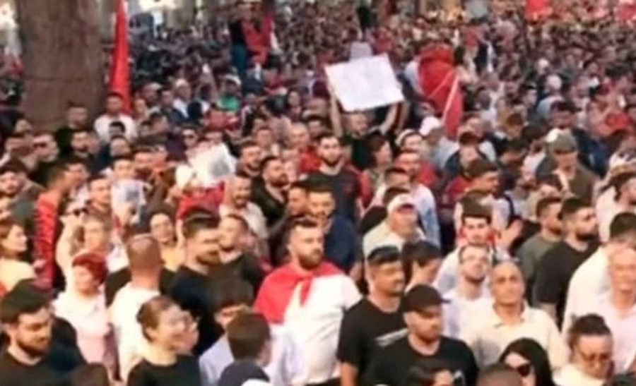 Ndryshohet &ldquo;strategjia&rdquo; e marshimit? Protestuesit rrethojn&euml;