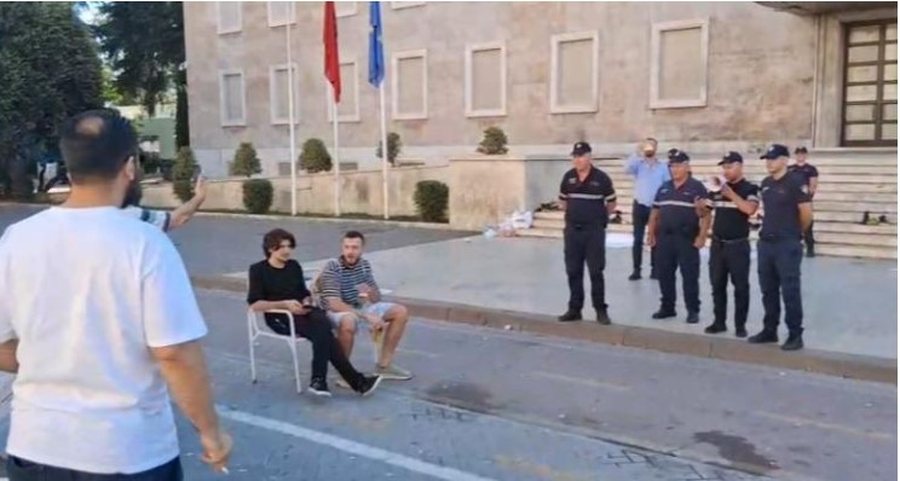 &ldquo;Jemi t&euml; vendosur&rdquo;, protestuesit refuzojn&euml; t&euml;