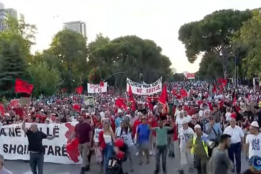 Qytetar&euml;t i drejtohen Kryeministris&euml;, nis protesta e 22-t&euml;