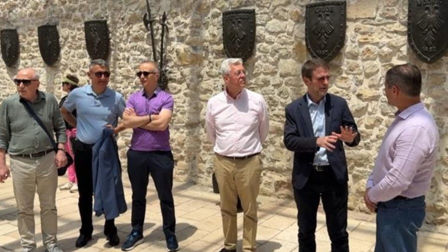 Diplomat&euml;t vizitojn&euml; Lezh&euml;n dhe veriun e Shqip&euml;ris&euml;,