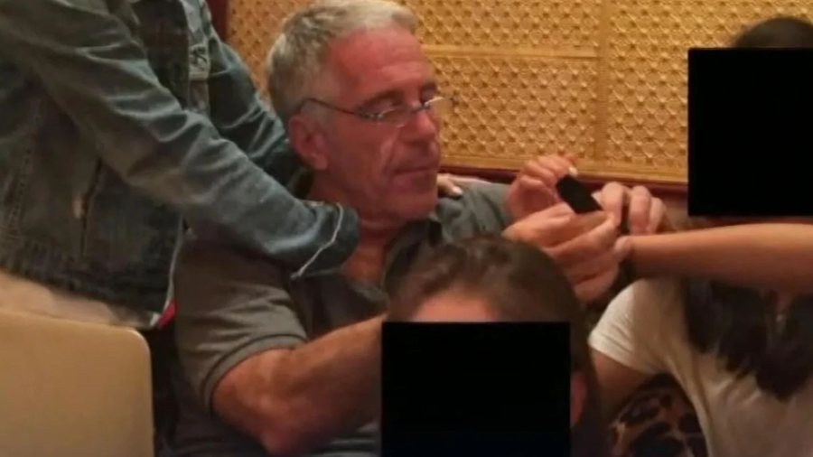 Dokumentet e zbulojn&euml; si Jeffrey Epstein p&euml;rdori industrin&euml; e