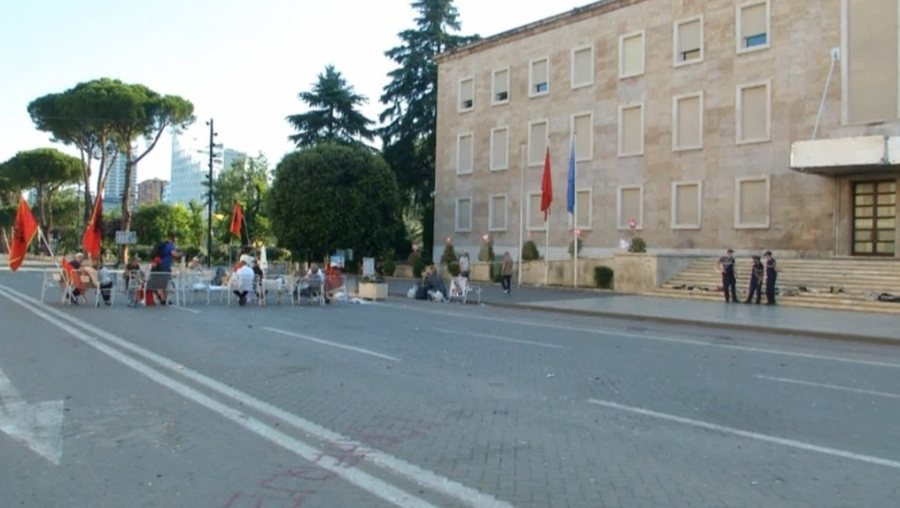 Nj&euml; grup protestuesish e gdhijn&euml; s&euml;rish n&euml; bulevard,