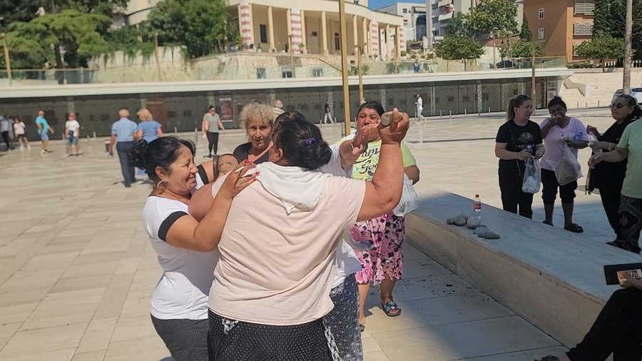 Tensione n&euml; Durr&euml;s! 9 muaj pa bonuse, an&euml;tar&euml;t e komunitetit