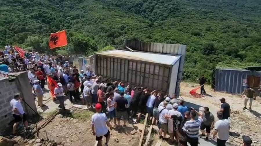 Protestuesit shkat&euml;rruan port&euml;n dhe rrethimin, reagon kompania q&euml;