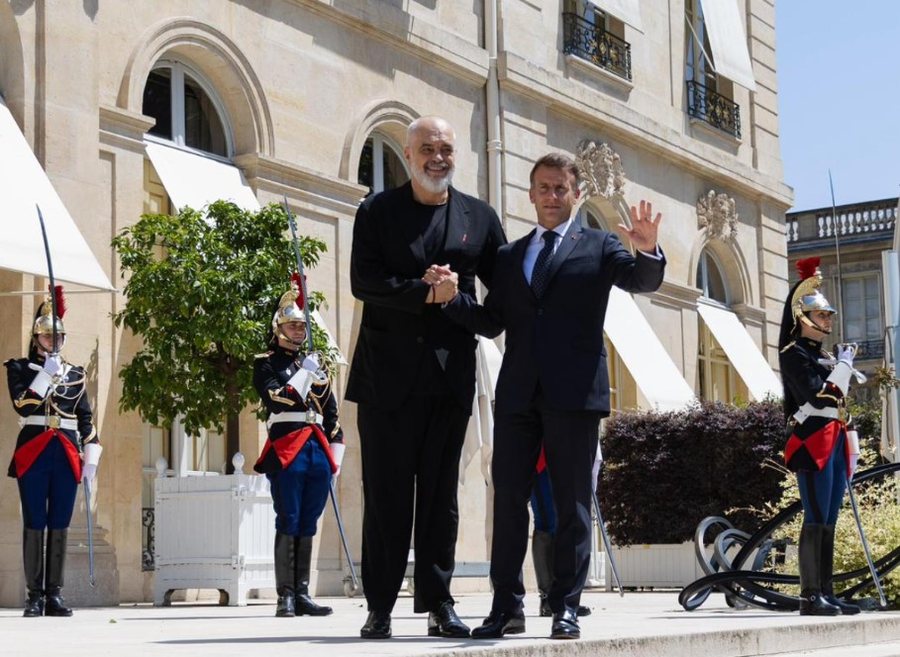 Shtr&euml;ngime duarsh dhe p&euml;rqafime n&euml; Franc&euml;, Edi Rama pritet