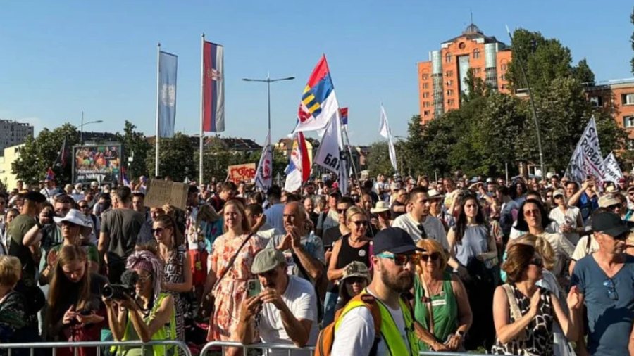 Nisin protestat n&euml; Serbi, mij&euml;ra qytetar&euml; mbushin rrug&euml;t