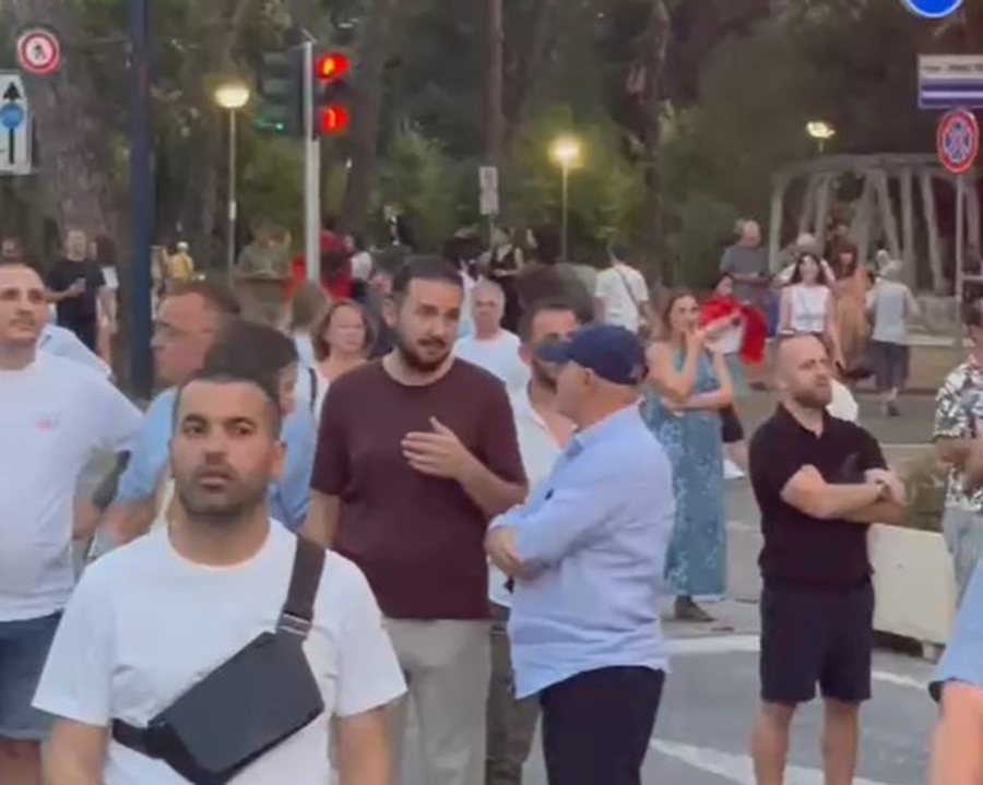 &ldquo;Rama burg, Berisha burg&rdquo;, Ervin Salianji nuk i ndahet protestave