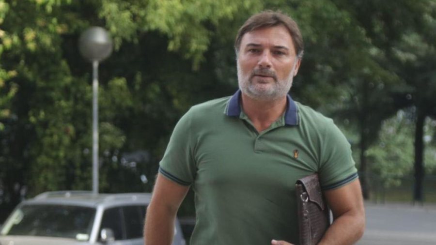 "Njer&euml;zve u &euml;sht&euml; hapur syri", Alibeaj