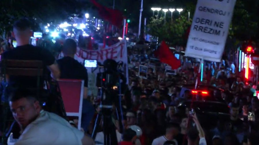 Mij&euml;ra qytetar&euml; vijojn&euml; marshimin n&euml; rrug&euml;t e