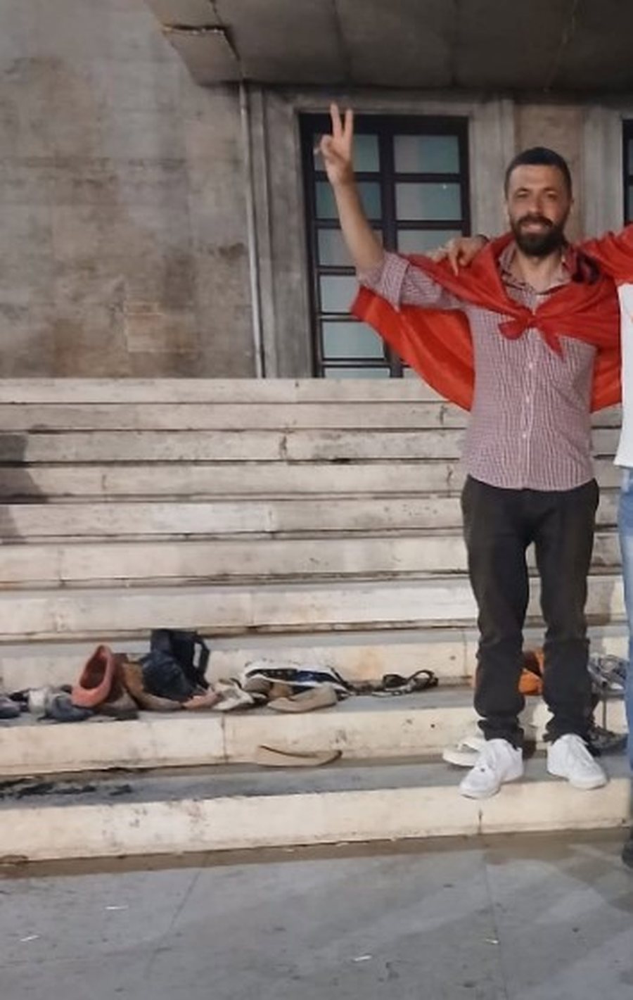 Erlis Sina, protestuesi &ldquo;VIP&rdquo; i s&euml; mart&euml;s? Postimet