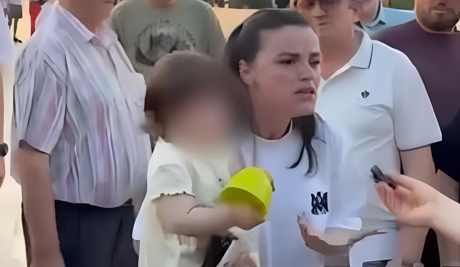I "tregoi vendin&rdquo; Arben Kol&euml;s, qytetarja me f&euml;mij&euml;