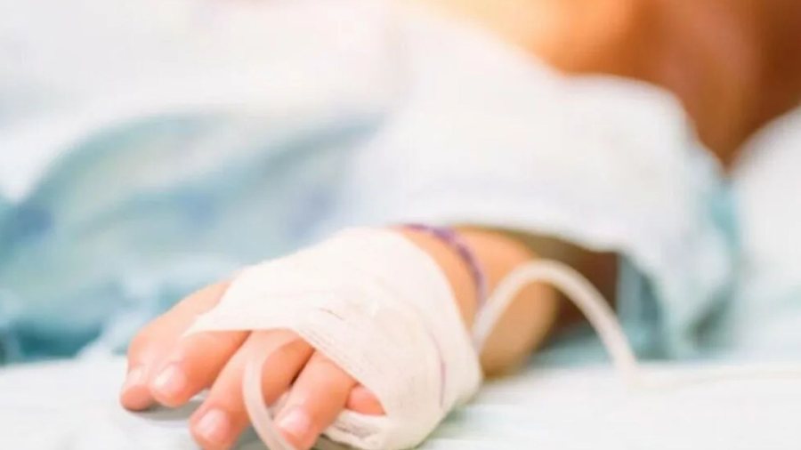 Nj&euml; f&euml;mij&euml; n&euml;n mosh&euml;n 12 vje&ccedil; i n&euml;nshtrohet