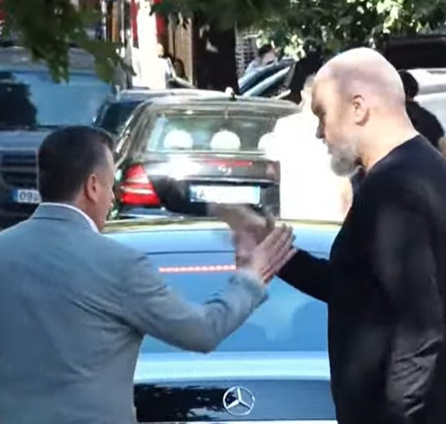 Mbi nj&euml; or&euml; diskutime me dyer t&euml; mbyllura, Rama l&euml; porosi