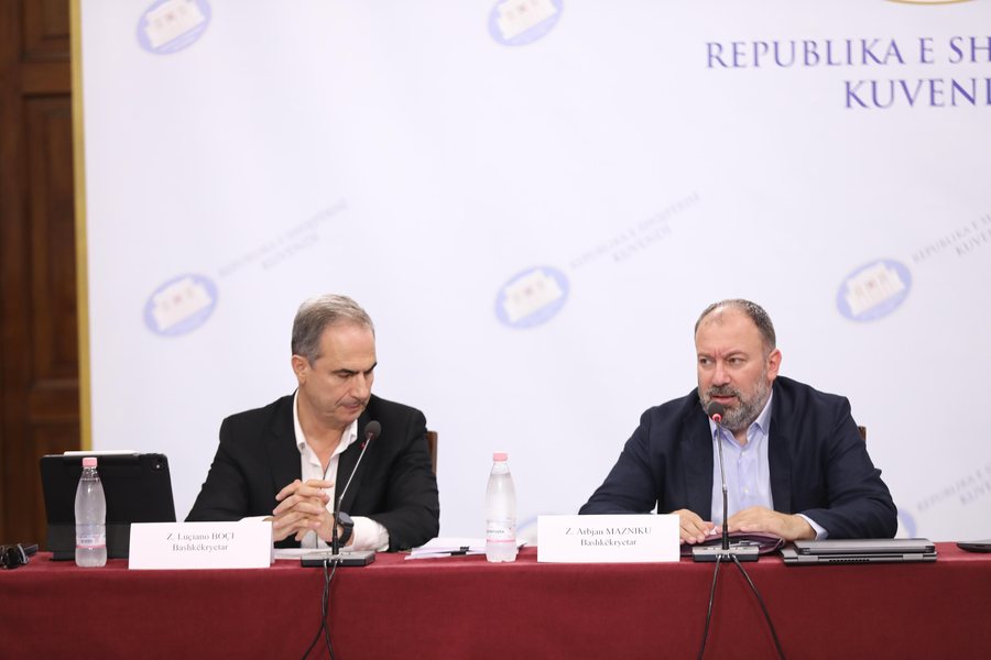 Debate n&euml; Komisionin e territoriales/ Mazniku: Ju vet&euml;m keni folur, ne