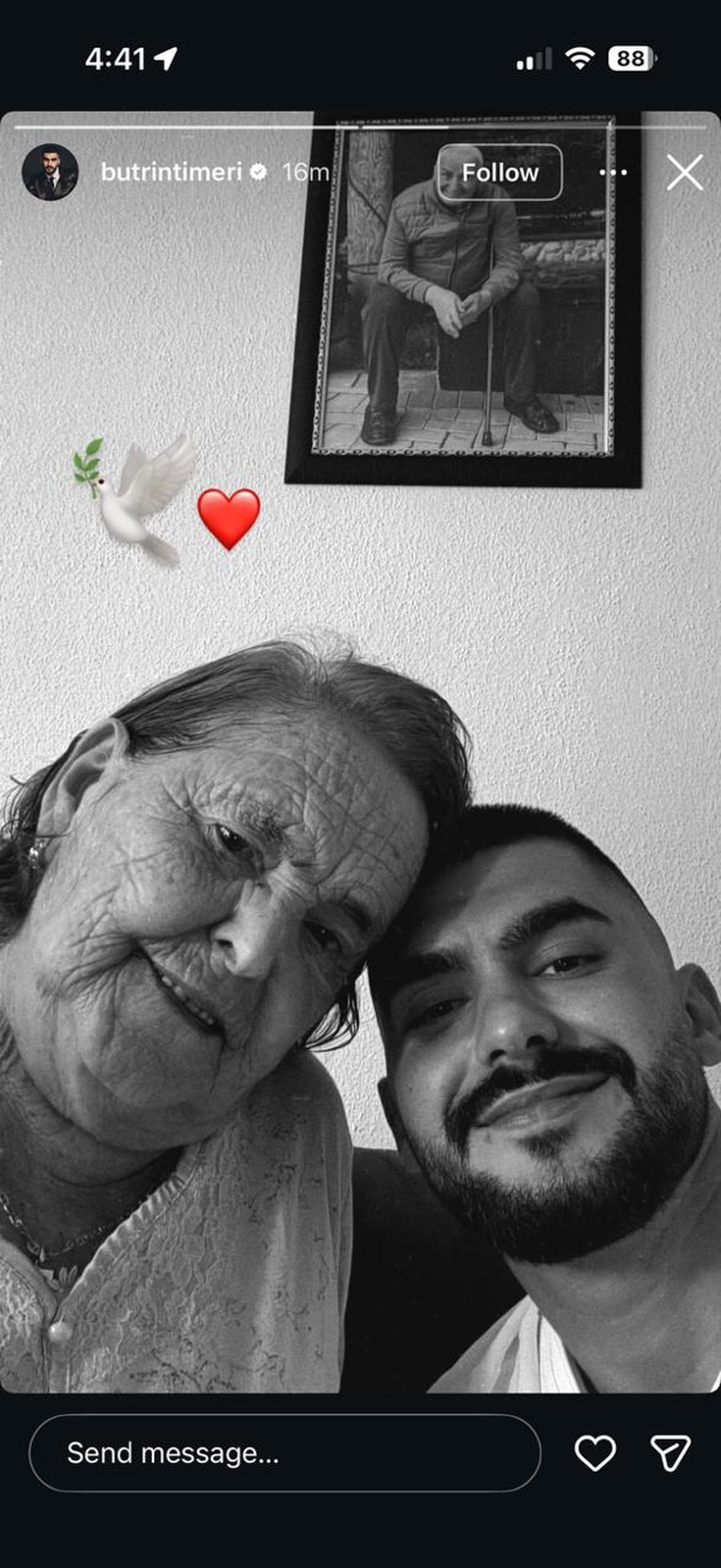 Zi n&euml; familjen e Butrint Imerit, k&euml;ng&euml;tari ndan lajmin e