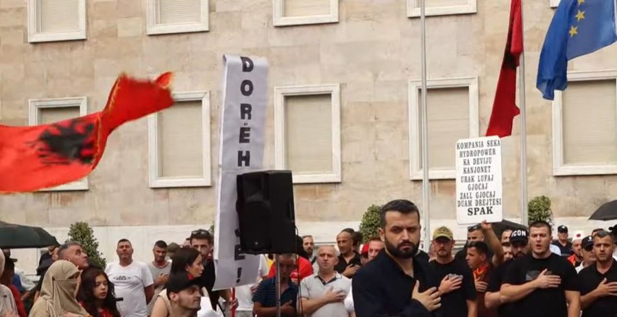As shiu nuk i ndal qytetar&euml;t! Qindra persona posht&euml; zyr&euml;s s&euml;