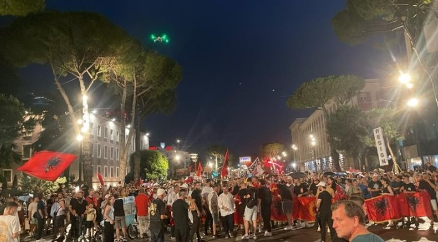 Me flamuj dhe pankarta n&euml; duar, protestuesit nisin marshimin n&euml;