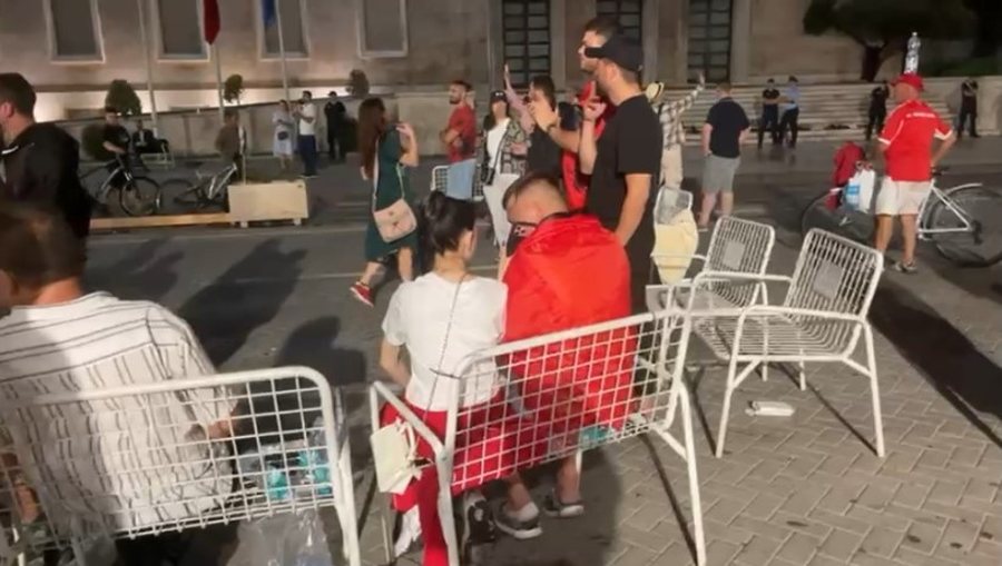 Protestuesit nuk dor&euml;zohen, rikthehen para Kryeministris&euml; p&euml;r