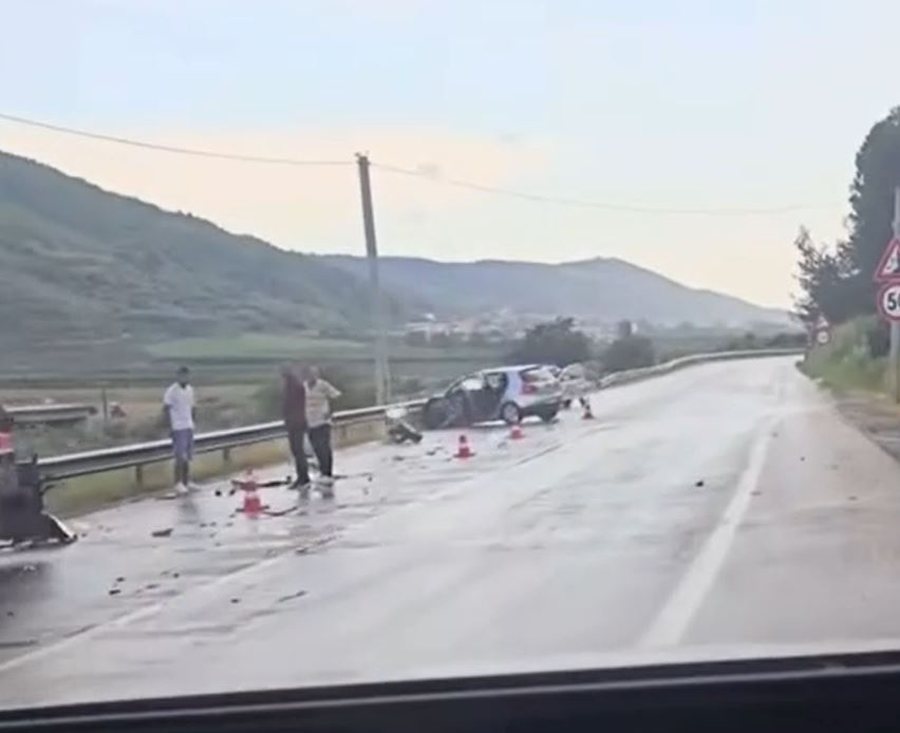 Aksident n&euml; Elbasan-Peqin! Kamioni p&euml;rplaset me &ldquo;Golf&rdquo;-in,