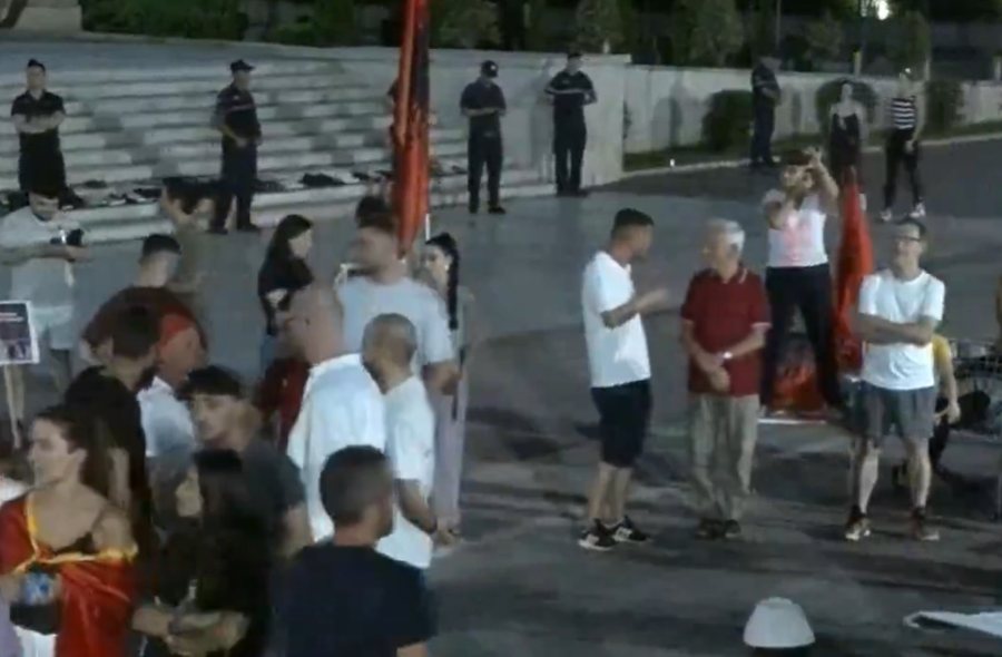 4 or&euml; n&euml; rrug&euml;t dhe sheshet e Tiran&euml;s, protestuesit