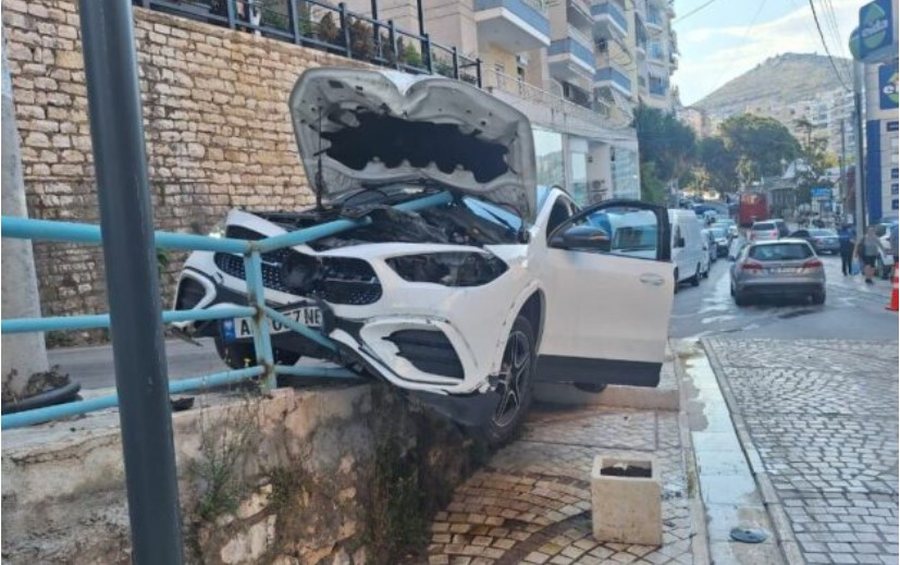 Aksident i friksh&euml;m n&euml; Sarand&euml;, turisti francez humb kontrollin e