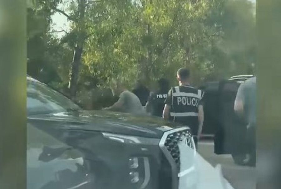 &ldquo;Policia, policia ndalo...&rdquo;, Blut&euml; e Tiran&euml;s prangosin 35