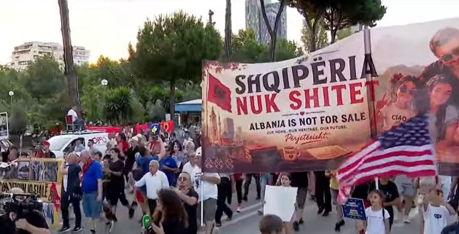 &ldquo;Shqip&euml;ria nuk shitet&rdquo;, nis protesta e 27-t&euml;