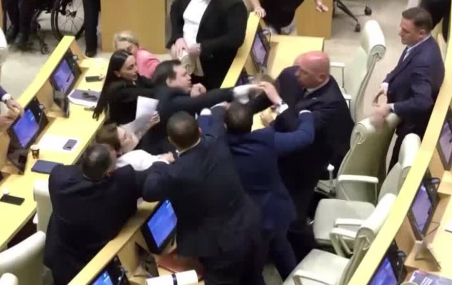 VIDEO: Deputet&euml;t e opozit&euml;s dhe maazhoranc&euml;s p&euml;rleshen