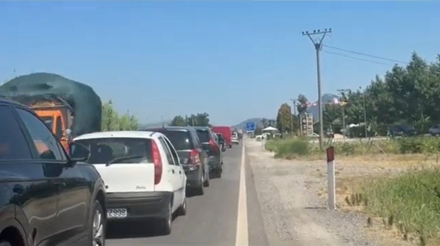 Temperaturat e larta mbushin rrug&euml;t, radh&euml; kilometrike drejt