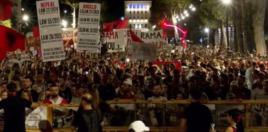 P&euml;rfundojn&euml;  fjalimet para Kryeministris&euml;, protestuesit nisin
