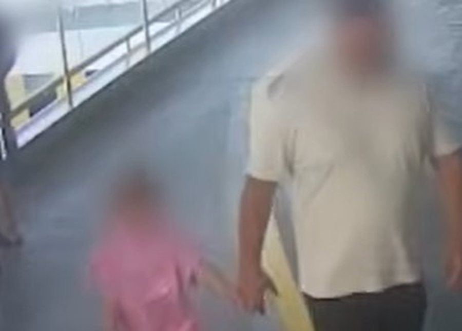 Rr&euml;mbeu vajz&euml;n e tij 6 vje&ccedil;are n&euml; bagazhin e makin&euml;s