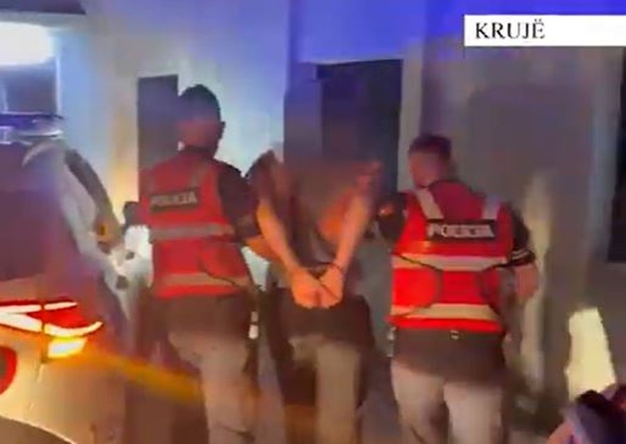 Me arm&euml; me vete n&euml; brez, &ldquo;Shqiponjat&rdquo; dhe blut&euml; e