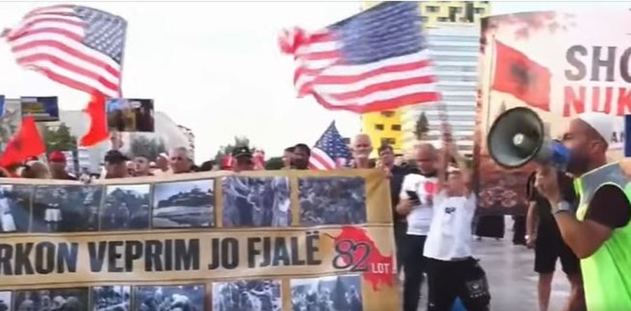Nis protesta e 29-t&euml; Komb&euml;tare, qytetar&euml;t marshojn&euml;