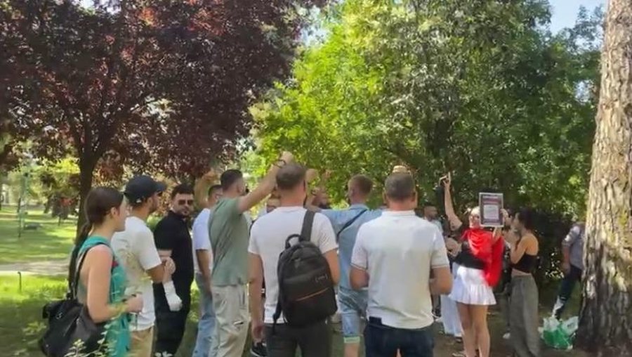 &ldquo;Revolucioni Flamingo&rdquo;, nj&euml; grup protestuesish mblidhen