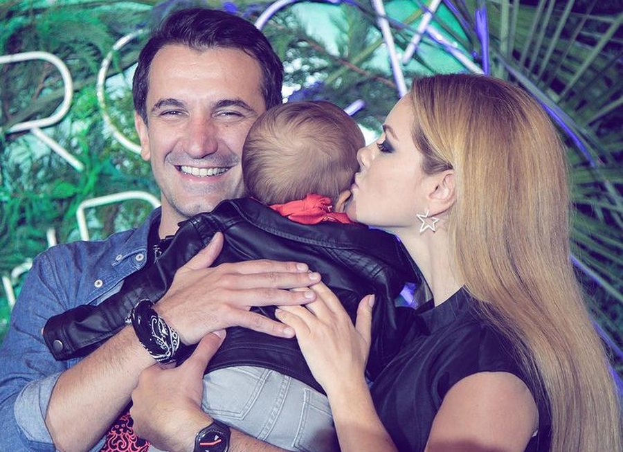 Ajola Xoxa sjell n&euml; jet&euml; djalin e tyre t&euml; dyt&euml;, SPAK i jep