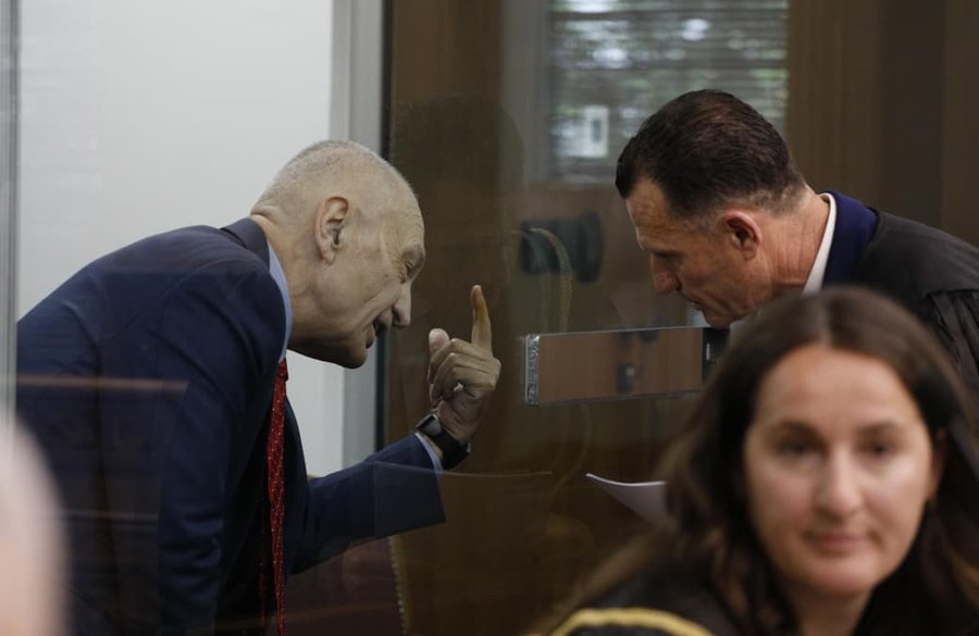 Ilir Met&euml;n e "braktis" edhe avokati, Kujtim Cakrani njofton