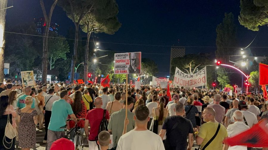 Marshimi n&euml; rrug&euml;t e Tiran&euml;s, policia procedon 31 protestues! Ja
