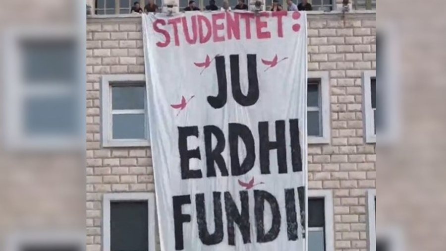 Dita e 30-t&euml; e protest&euml;s, student&euml;t me pankarta kund&euml;r