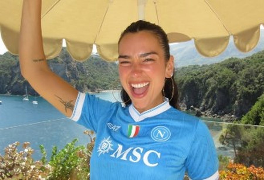 Dua Lipa poston foto nudo nga muaji i mjaltit n&euml; Itali, v&euml;mendjen e