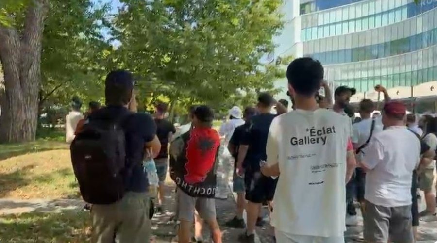 Mblidhen protestuesit para Kuvendit, deputet&euml;t e PS hyjn&euml; 30 minuta