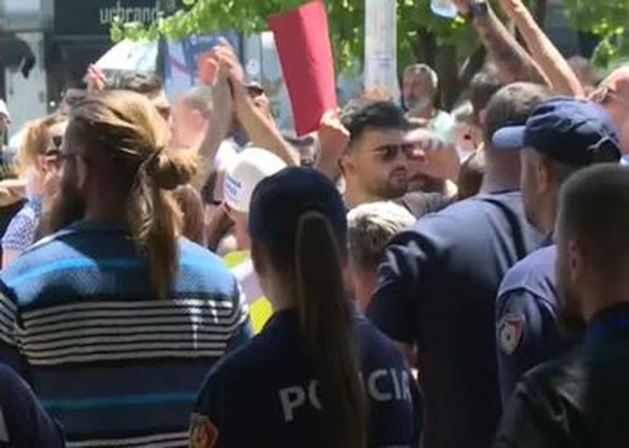Tensione n&euml; protest&euml;n para Kuvendit, hidhen vez&euml; ndaj makinave