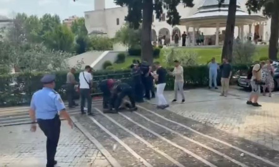 P&euml;rplasja e policis&euml; me protestuesit para Kuvendit, reagon Salianji: