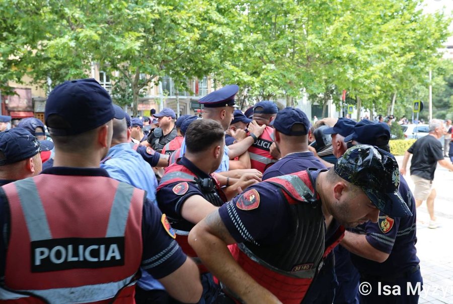 P&euml;rplasjet te Kuvendi me protestuesit, kat&euml;r efektiv&euml; mbeten