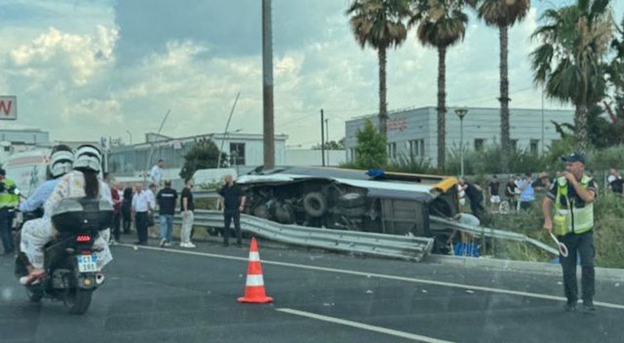 Autobusi del nga rruga dhe p&euml;rmbyset n&euml; autostrad&euml;n