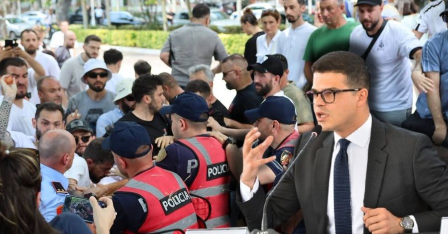 Vengu komenton p&euml;rplasjen mes Policis&euml; dhe protestuesve: Hajde de ne