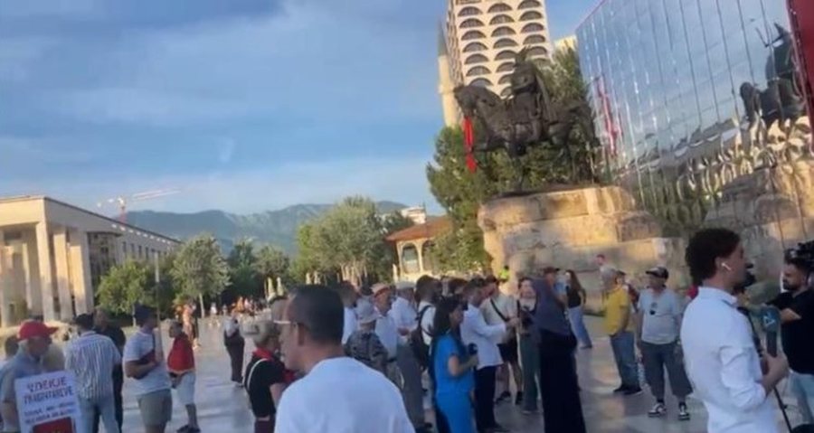 Qytetar&euml;t s&euml;rish n&euml; shesh, protestuesit b&euml;hen bashk&euml;