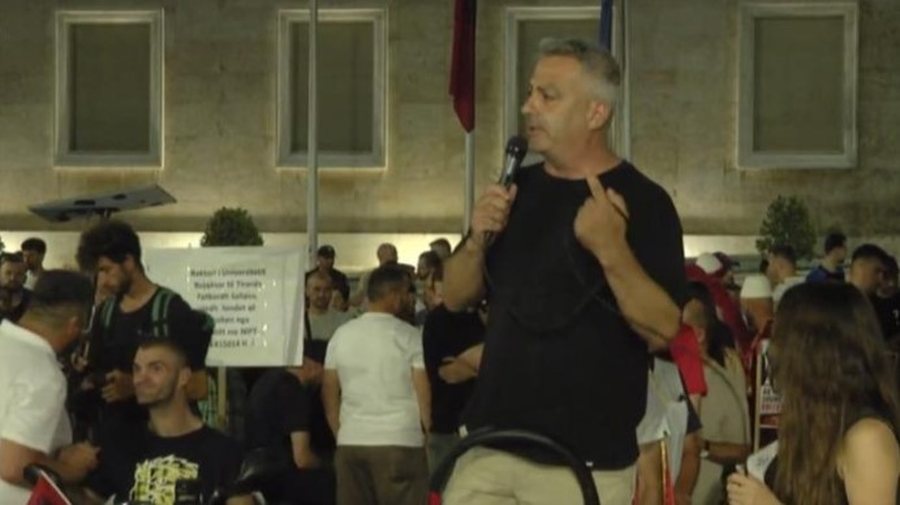 &ldquo;Nes&euml;r gatuajm&euml; brumin e demokracis&euml;!&rdquo; Protestuesit