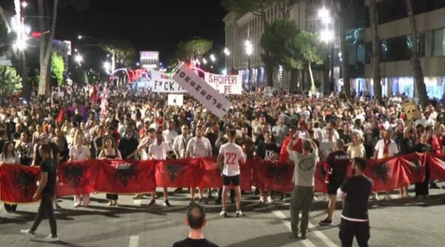 Mij&euml;ra protestues &ldquo;derdhen&rdquo; n&euml; rrug&euml;t e Tiran&euml;s,