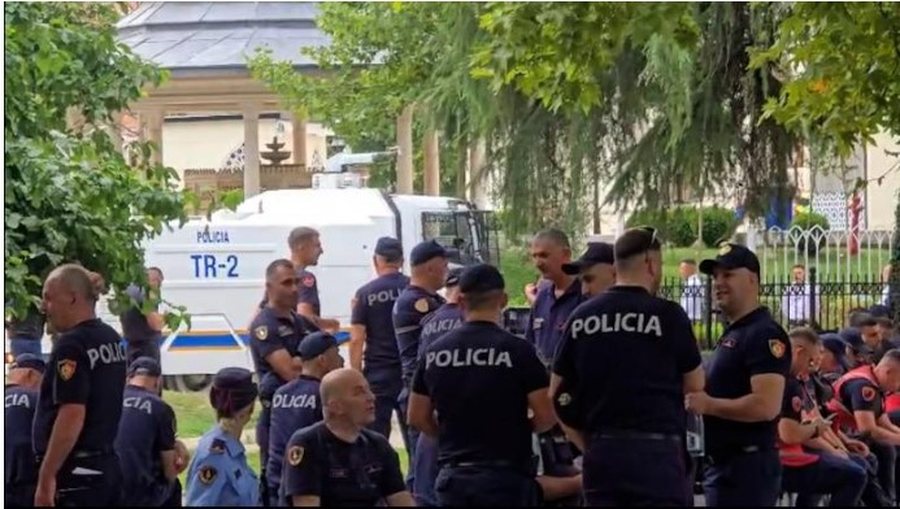 Deputet&euml;t mblidhen p&euml;r ballafaqime n&euml; Kuvend! Tensionohet situata