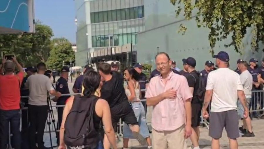 &ldquo;Uoo t&euml; q***** r***!&rdquo; Tensionohet situata para Kuvendit,